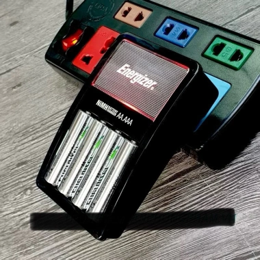 Máy sạc pin AA AAA Energizer kèm 4 pin AA 2.000mAh - Giảm giá 500.000 VND 2