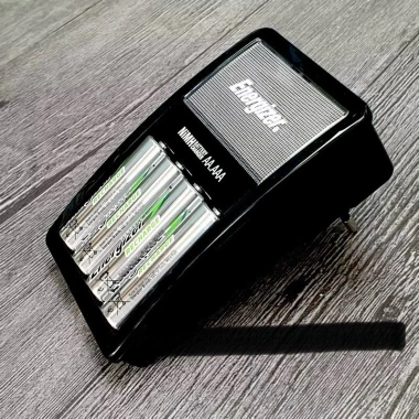 Máy sạc pin AA AAA Energizer kèm 4 pin AA 2.000mAh - Giảm giá 500.000 VND 3