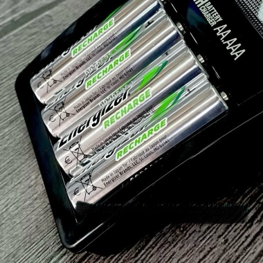 Máy sạc pin AA AAA Energizer kèm 4 pin AA 2.000mAh - Giảm giá 500.000 VND 5
