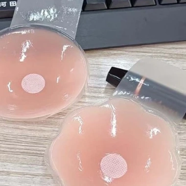 Miếng dán ngực silicon 10 miếng siêu dính, chống thấm nước, tái sử dụng, hộp thiếc sang trọng - Giá chỉ 15.000 VND 5 Miếng dán ngực silicon 10 miếng siêu dính, chống thấm nước, tái sử dụng, hộp thiếc sang trọng - Giá chỉ 15.000 VND 5