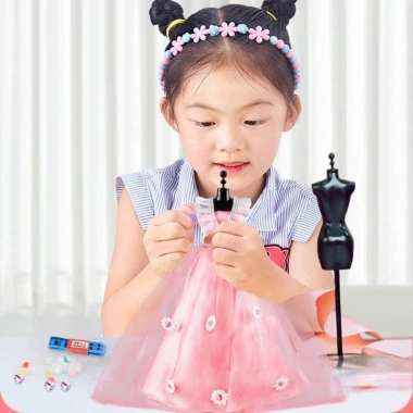 Mini búp bê đứng nhựa giá để váy - Giá 50.945 VND, thích hợp cho mô hình búp bê
