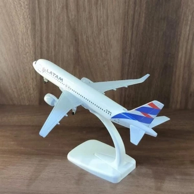 Mô hình máy bay Latam Airlines A320 20cm - Chi tiết thực tế, giá ưu đãi 235.000₫ 3 Mô hình máy bay Latam Airlines A320 20cm - Chi tiết thực tế, giá ưu đãi 235.000₫ 3