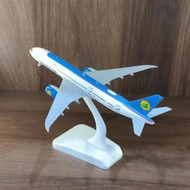 Mô hình máy bay Uzbekistan Airways B787 20cm chi tiết tinh xảo, giá ưu đãi 235.000₫ 4