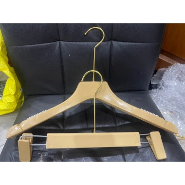 Móc kẹp treo quần áo nhựa vàng xoay 360° - Đầu móc gỗ giả bền đẹp, giá 7.500đ - Dành cho shop thời trang