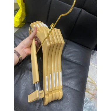 Móc kẹp treo quần áo nhựa vàng xoay 360° - Đầu móc gỗ giả bền đẹp, giá 7.500đ - Dành cho shop thời trang