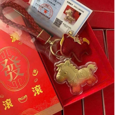 Móc Khóa Charm Ngựa Vàng May Mắn Ful - Hộp và Dây Đeo Đỏ, Giá 16.000 (2.026) 2 Móc Khóa Charm Ngựa Vàng May Mắn Ful - Hộp và Dây Đeo Đỏ, Giá 16.000 (2.026) 2