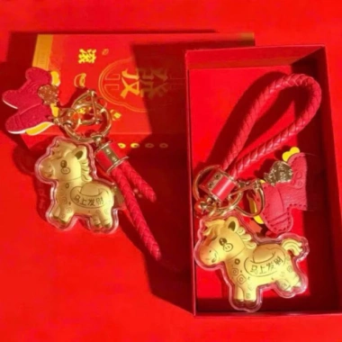 Móc Khóa Charm Ngựa Vàng May Mắn Ful - Hộp và Dây Đeo Đỏ, Giá 16.000 (2.026)