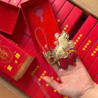 Móc Khóa Charm Ngựa Vàng May Mắn Ful - Hộp và Dây Đeo Đỏ, Giá 16.000 (2.026)
