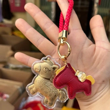 Móc Khóa Charm Ngựa Vàng May Mắn Ful - Hộp và Dây Đeo Đỏ, Giá 16.000 (2.026)