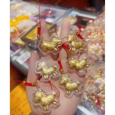 Móc Khóa Charm Ngựa Vàng May Mắn Ful - Hộp và Dây Đeo Đỏ, Giá 16.000 (2.026) 9 Móc Khóa Charm Ngựa Vàng May Mắn Ful - Hộp và Dây Đeo Đỏ, Giá 16.000 (2.026) 9