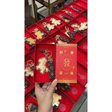 Móc Khóa Charm Ngựa Vàng May Mắn Ful - Hộp và Dây Đeo Đỏ, Giá 16.000 (2.026)