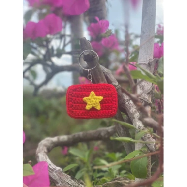Móc khoá lá cờ tổ quốc bằng len handmade - Giá chỉ 25.000, ưu đãi giảm giá 3 Móc khoá lá cờ tổ quốc bằng len handmade - Giá chỉ 25.000, ưu đãi giảm giá 3