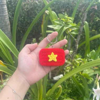 Móc khoá lá cờ tổ quốc bằng len handmade - Giá chỉ 25.000, ưu đãi giảm giá 4 Móc khoá lá cờ tổ quốc bằng len handmade - Giá chỉ 25.000, ưu đãi giảm giá 4