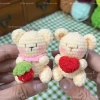 Móc khoá len gấu ngồi ôm dâu và tim - Thiết kế đáng yêu, giá ưu đãi 39.000đ