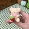 Móc khoá len gấu ngồi ôm dâu và tim - Thiết kế đáng yêu, giá ưu đãi 39.000đ 2