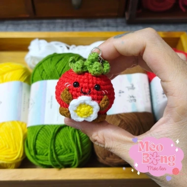 Móc khóa len hình quả cà chua ôm bông hoa cute phong cách trẻ trung - Giá chỉ 29.000đ, giảm mạnh so với 35.960đ 2 Móc khóa len hình quả cà chua ôm bông hoa cute phong cách trẻ trung - Giá chỉ 29.000đ, giảm mạnh so với 35.960đ 2