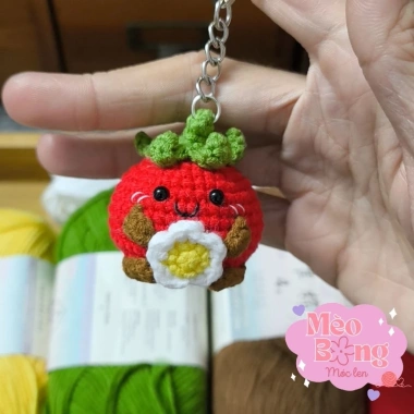 Móc khóa len hình quả cà chua ôm bông hoa cute phong cách trẻ trung - Giá chỉ 29.000đ, giảm mạnh so với 35.960đ 4 Móc khóa len hình quả cà chua ôm bông hoa cute phong cách trẻ trung - Giá chỉ 29.000đ, giảm mạnh so với 35.960đ 4