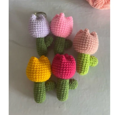 Móc khóa len hoa tulip ú nữ - Giá chỉ 30.000đ, chất liệu mềm mại, thiết kế dễ thương