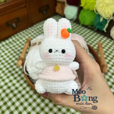 Móc khoá len Thỏ Miffy ngồi charm cà rốt, vòng cổ đáng yêu - Giá chỉ 60.000 VND