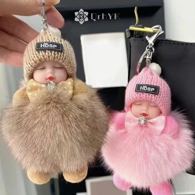 Móc Khóa Ngủ Bé Qrhyk Mềm Lông Tơ Sang Trọng, Búp Bê Nữ Cô Gái, Túi Mặt, Dây Chuyền, Ba Lô – Giá chỉ 27.500₫ 2