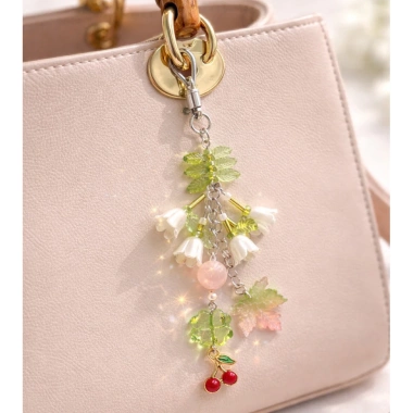 Móc Khóa Trang Trí Noiry – Hoa Trắng & Cherry Đỏ Phối Hạt Pha Lê, Giá chỉ 35.000₫