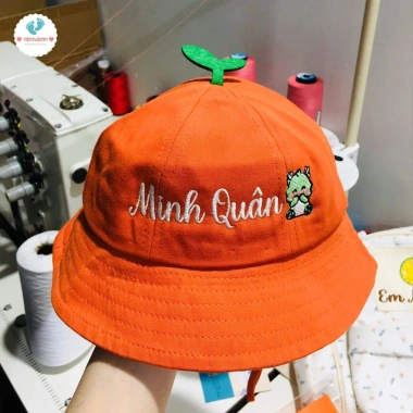 Mũ Thêu Tên Bé 2-4 tuổi - Mũ Mầm Unisex Thêu Tên Cá Nhân Giá 75.000 - Tiệm Nhà Min 8 Mũ Thêu Tên Bé 2-4 tuổi - Mũ Mầm Unisex Thêu Tên Cá Nhân Giá 75.000 - Tiệm Nhà Min 8