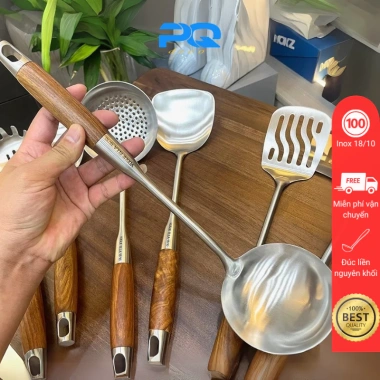 Muôi múc canh lẩu cán gỗ cách nhiệt Vogue Ella inox 18/10 – Bộ dụng cụ nấu ăn, chỉ 149.000₫ Muôi múc canh lẩu cán gỗ cách nhiệt Vogue Ella inox 18/10 – Bộ dụng cụ nấu ăn, chỉ 149.000₫