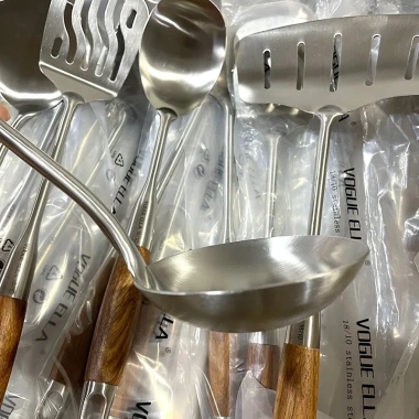 Muôi múc canh lẩu cán gỗ cách nhiệt Vogue Ella inox 18/10 – Bộ dụng cụ nấu ăn, chỉ 149.000₫ 2 Muôi múc canh lẩu cán gỗ cách nhiệt Vogue Ella inox 18/10 – Bộ dụng cụ nấu ăn, chỉ 149.000₫ 2