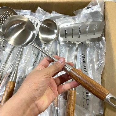 Muôi múc canh lẩu cán gỗ cách nhiệt Vogue Ella inox 18/10 – Bộ dụng cụ nấu ăn, chỉ 149.000₫ 3 Muôi múc canh lẩu cán gỗ cách nhiệt Vogue Ella inox 18/10 – Bộ dụng cụ nấu ăn, chỉ 149.000₫ 3