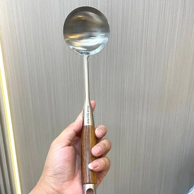 Muôi múc canh lẩu cán gỗ cách nhiệt Vogue Ella inox 18/10 – Bộ dụng cụ nấu ăn, chỉ 149.000₫ 6 Muôi múc canh lẩu cán gỗ cách nhiệt Vogue Ella inox 18/10 – Bộ dụng cụ nấu ăn, chỉ 149.000₫ 6