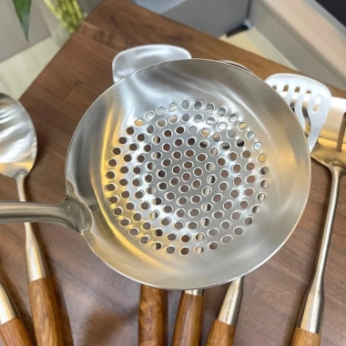 Muôi Muỗng Thủng Cán Gỗ Cách Nhiệt Inox 18/10 Vogue Ella - Bộ Dụng Cụ Nấu Ăn Giá 149.000 3 Muôi Muỗng Thủng Cán Gỗ Cách Nhiệt Inox 18/10 Vogue Ella - Bộ Dụng Cụ Nấu Ăn Giá 149.000 3