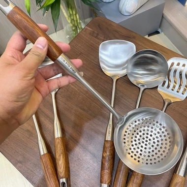 Muôi Muỗng Thủng Cán Gỗ Cách Nhiệt Inox 18/10 Vogue Ella - Bộ Dụng Cụ Nấu Ăn Giá 149.000 5 Muôi Muỗng Thủng Cán Gỗ Cách Nhiệt Inox 18/10 Vogue Ella - Bộ Dụng Cụ Nấu Ăn Giá 149.000 5