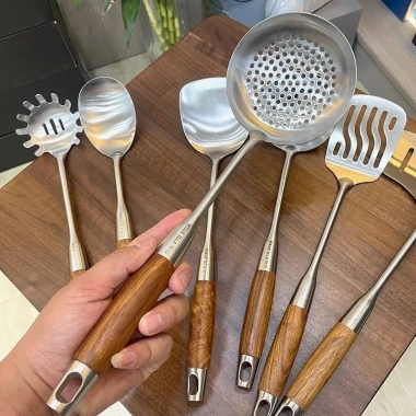 Muôi Muỗng Thủng Cán Gỗ Cách Nhiệt Inox 18/10 Vogue Ella - Bộ Dụng Cụ Nấu Ăn Giá 149.000 6 Muôi Muỗng Thủng Cán Gỗ Cách Nhiệt Inox 18/10 Vogue Ella - Bộ Dụng Cụ Nấu Ăn Giá 149.000 6