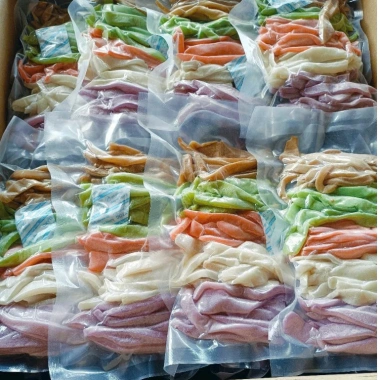 Mứt dừa non sợi mix màu 500g nhà làm, ít đường, thơm ngon, hút chân không, màu rau củ ngẫu nhiên