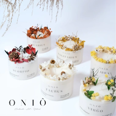 Nến thơm thủ công ZODIAC trụ thấp đế gỗ, hoa khô, tinh dầu thiên nhiên - chỉ 203.840₫ 4 Nến thơm thủ công ZODIAC trụ thấp đế gỗ, hoa khô, tinh dầu thiên nhiên - chỉ 203.840₫ 4