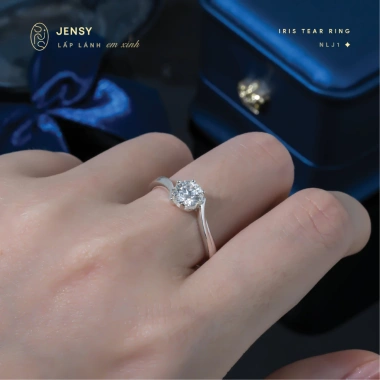 Nhẫn bạc nữ Iris Tear NLJ1 gắn kim cương Moissanite xi bạch kim GRA giá 839k 4 Nhẫn bạc nữ Iris Tear NLJ1 gắn kim cương Moissanite xi bạch kim GRA giá 839k 4