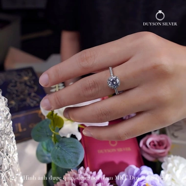 Nhẫn bạc Ý 925 mạ vàng trắng mặt tròn cupcake đính đá CZ 5A cao cấp sang trọng DUYSON SILVER 4 Nhẫn bạc Ý 925 mạ vàng trắng mặt tròn cupcake đính đá CZ 5A cao cấp sang trọng DUYSON SILVER 4