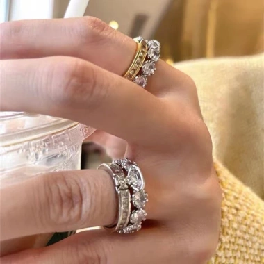 Nhẫn Đôi Khắc Chữ Vivienne Westwood Đính Kim Cương Tháo Rời Thời Trang Cặp Đôi 140k
