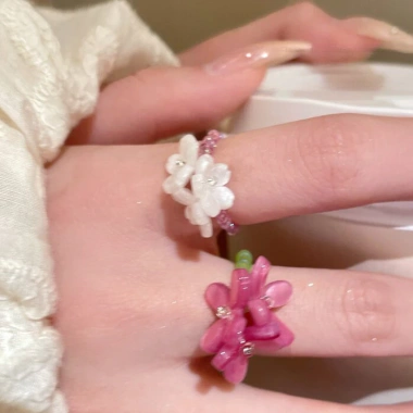 Nhẫn nghệ thuật họa tiết cầu vòng châu Âu - Thiết kế độc đáo, quà sang trọng cho nữ 5 Nhẫn nghệ thuật họa tiết cầu vòng châu Âu - Thiết kế độc đáo, quà sang trọng cho nữ 5