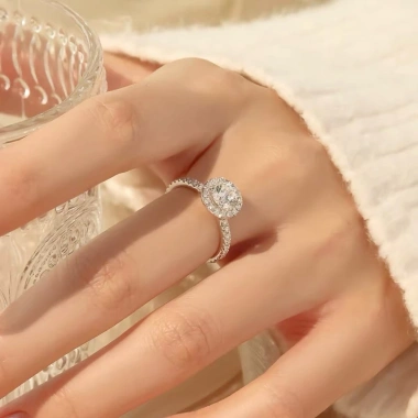 Nhẫn Nữ Bạc Ý đá Moissanite 6.5mm Freesize kiểu Halo Linh Lan tặng hộp 562.000₫ 3 Nhẫn Nữ Bạc Ý đá Moissanite 6.5mm Freesize kiểu Halo Linh Lan tặng hộp 562.000₫ 3