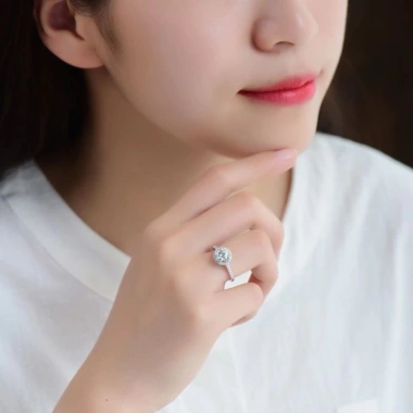 Nhẫn Nữ Bạc Ý đá Moissanite 6.5mm Freesize kiểu Halo Linh Lan tặng hộp 562.000₫ 4 Nhẫn Nữ Bạc Ý đá Moissanite 6.5mm Freesize kiểu Halo Linh Lan tặng hộp 562.000₫ 4