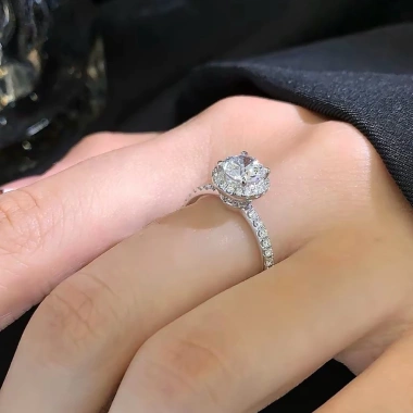 Nhẫn Nữ Bạc Ý đá Moissanite 6.5mm Freesize kiểu Halo Linh Lan tặng hộp 562.000₫ 10 Nhẫn Nữ Bạc Ý đá Moissanite 6.5mm Freesize kiểu Halo Linh Lan tặng hộp 562.000₫ 10