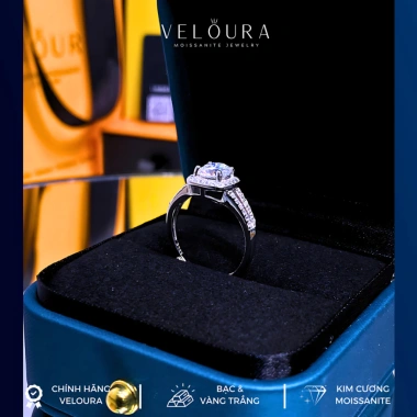 Nhẫn Nữ Moissanite 1 Carat Dáng Vuông - Sáng Như Kim Cương, Chính Hãng VELOURA, Giá 1.219.000 VND