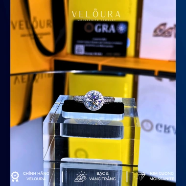 Nhẫn Nữ Moissanite 1 Carat Tròn Ba Hàng Cao Cấp Chính Hãng VELOURA - Giá Giảm 1,585,000₫ 4