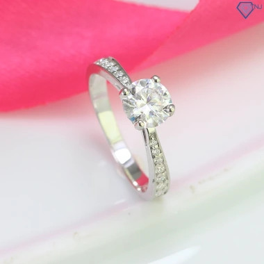 Nhẫn nữ Moissanite 6.5mm xi bạch kim, kiểm định GRA NNM39 - Giá chỉ 1.049.000đ 5 Nhẫn nữ Moissanite 6.5mm xi bạch kim, kiểm định GRA NNM39 - Giá chỉ 1.049.000đ 5