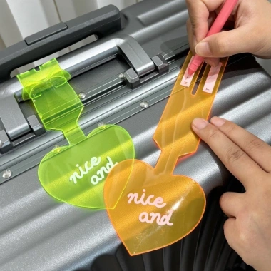 Nhãn vali di động PVC trong suốt hình trái tim huỳnh quang – Chống mất thẻ du lịch, bền chắc, giá chỉ 38.124₫