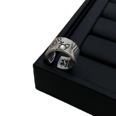 Nhẫn Vivienne Westwood Đen Họa Tiết Hành Tinh Trái Tim - Trung Cổ, Giá 129,097₫ 4 Nhẫn Vivienne Westwood Đen Họa Tiết Hành Tinh Trái Tim - Trung Cổ, Giá 129,097₫ 4