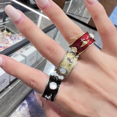 Nhẫn Vivienne Westwood King Ring Saturn Mother-of-Pearl hành tinh màu sắc, epoxy, giảm còn 166.380₫