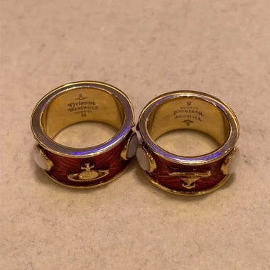 Nhẫn Vivienne Westwood King Ring Saturn Mother-of-Pearl hành tinh màu sắc, epoxy, giảm còn 166.380₫ 4 Nhẫn Vivienne Westwood King Ring Saturn Mother-of-Pearl hành tinh màu sắc, epoxy, giảm còn 166.380₫ 4