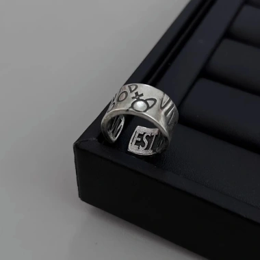Nhẫn Vivienne Westwood phong cách Trung Cổ - Đen, Nơ Đầu Lâu, Sao Thổ, Punk, Mở Rộng, Giá chỉ 143.000₫ 4 Nhẫn Vivienne Westwood phong cách Trung Cổ - Đen, Nơ Đầu Lâu, Sao Thổ, Punk, Mở Rộng, Giá chỉ 143.000₫ 4
